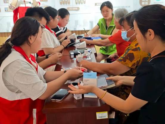 图片包含 游戏机, 桌子, 一群, 站AI 生成的内容可能不正确。